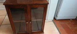 Mueble de madera oscuro