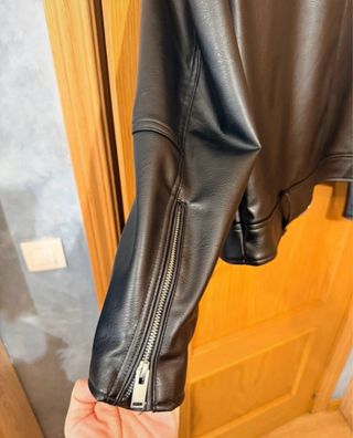 Chaqueta efecto piel Zara negra