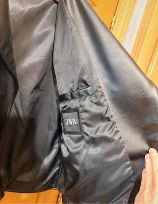 Chaqueta efecto piel Zara negra