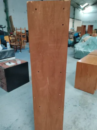 Vitrina clásica de madera con puertas de cristal