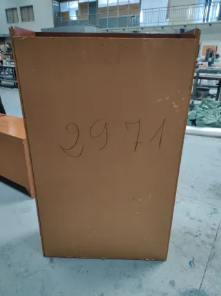 Vitrina clásica de madera con puertas de cristal