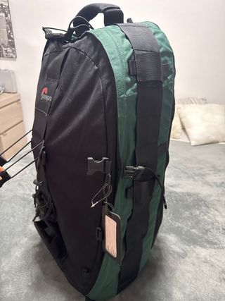 Mochila Lowepro montaña negra y verde