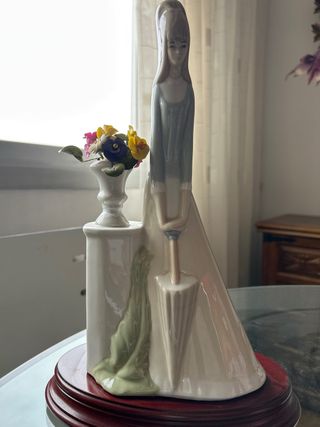 Figura Lladró porcelana mujer paraguas. Caja 4