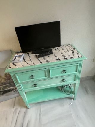 Cómoda blanca y cuadro decorativo