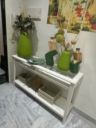 Cómoda blanca y cuadro decorativo