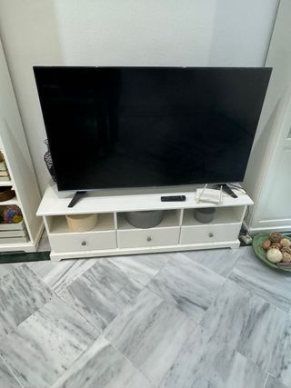 Cómoda blanca y cuadro decorativo