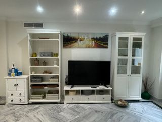 Cómoda blanca y cuadro decorativo