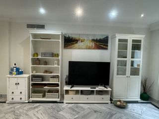 Cómoda blanca y cuadro decorativo