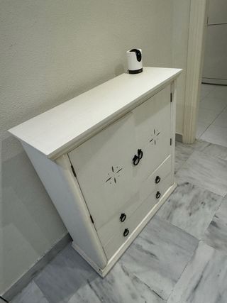 Cómoda blanca y cuadro decorativo