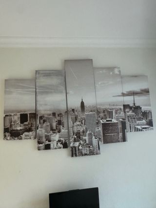 Cómoda blanca y cuadro decorativo