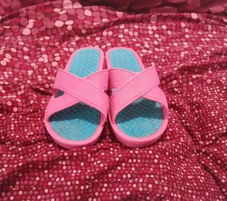 Chanclas rosas y azules