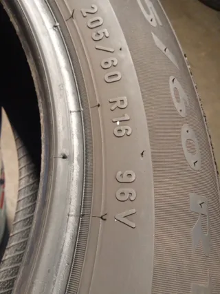 4 Neumáticos montados 205/60R16 96V