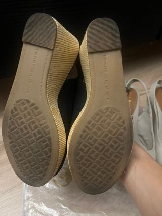 Cuñas Tommy Hilfiger Negras, beige y Turquesa