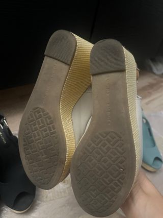 Cuñas Tommy Hilfiger Negras, beige y Turquesa