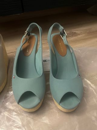 Cuñas Tommy Hilfiger Negras, beige y Turquesa