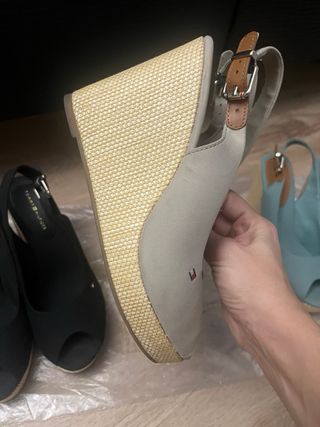 Cuñas Tommy Hilfiger Negras, beige y Turquesa