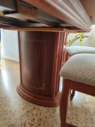 Mesa de comedor de madera
