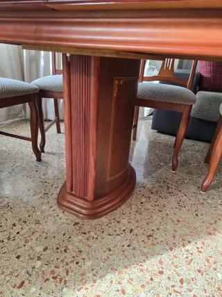 Mesa de comedor de madera