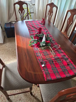 Mesa de comedor de madera