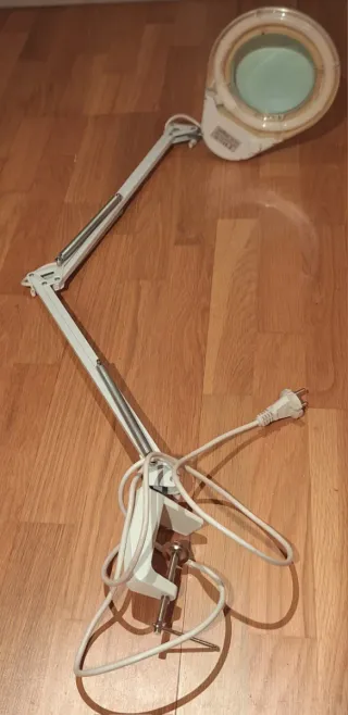 Lámpara Escritorio con Lupa Blanca, con tapa