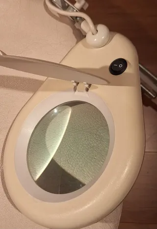 Lámpara Escritorio con Lupa Blanca, con tapa