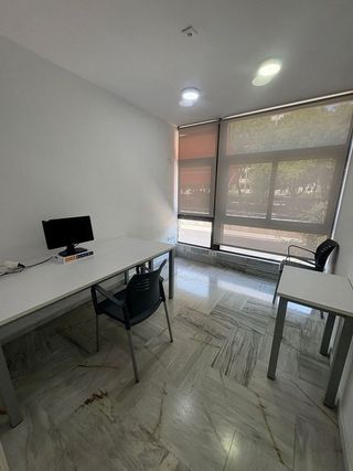 Oficina en alquiler en La Buhaira en Sevilla