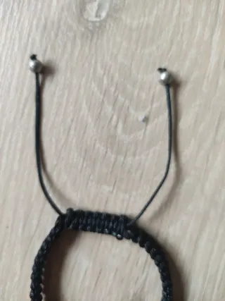 Pulsera negra con abalorios plateados y búho