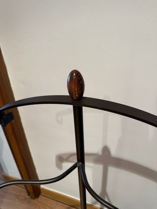 Perchero vestidor de acero de color marrón.