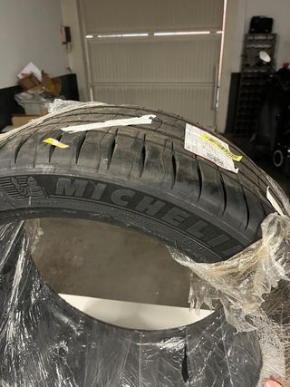 Neumático Michelin Pilot Sport 4S 275/35 ZR19