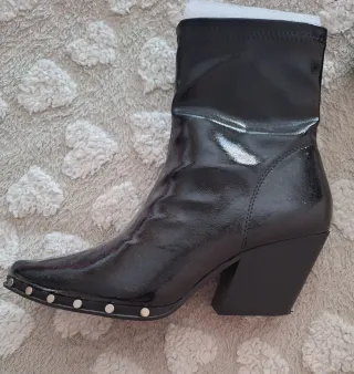 Botín negro tachas T41 (equiv. T40) a estrenar