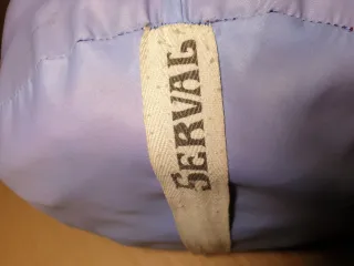 Saco de dormir rojo.