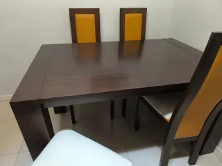 Mesa de comedor y 4 sillas