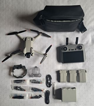 Dron DJI Mini 4 Pro Fly More Combo Plus