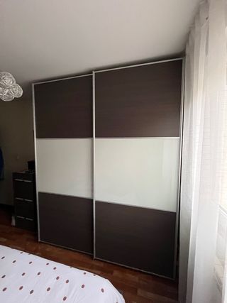 Armadio con porte scorrevoli in legno e vetro