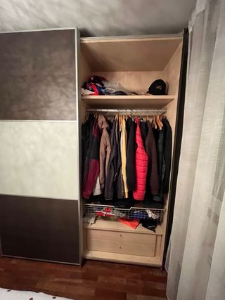 Armadio con porte scorrevoli in legno e vetro