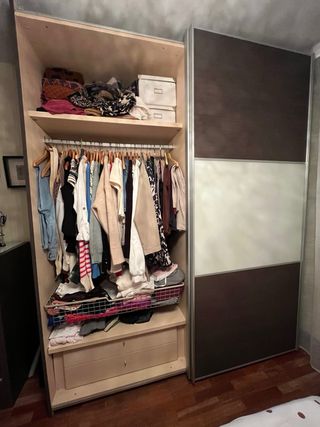 Armadio con porte scorrevoli in legno e vetro