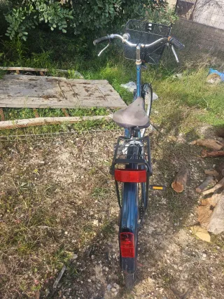 Bicicleta azul con cesta