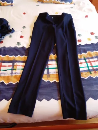 Traje negro chico con camisa.NO VEO LA MARCA