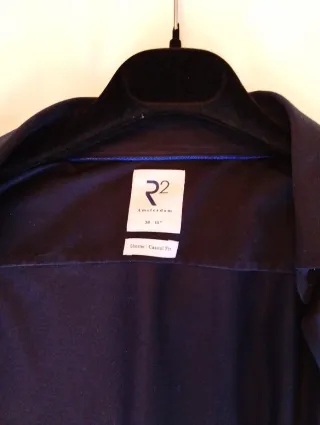 Traje negro chico con camisa.NO VEO LA MARCA