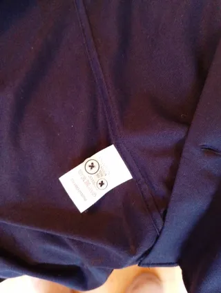 Traje negro chico con camisa.NO VEO LA MARCA