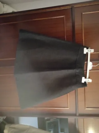 Falda negra con vuelo