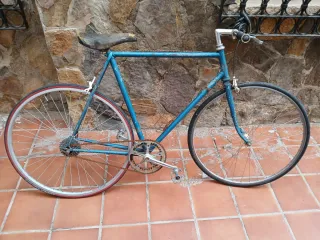 Bicicleta de carretera azul