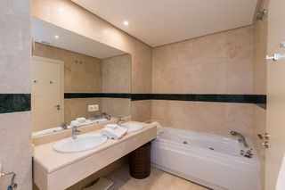 Piso en venta en Los Naranjos - Las Brisas en Marbella