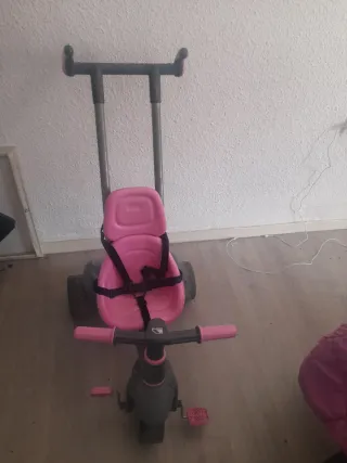 Triciclo infantil rosa con manillar