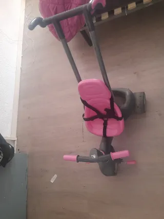 Triciclo infantil rosa con manillar