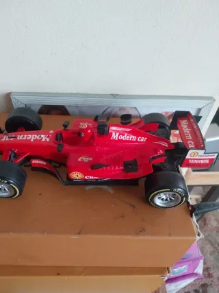 Macchina da corsa rossa giocattolo