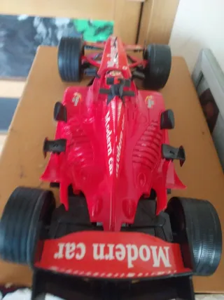 Macchina da corsa rossa giocattolo