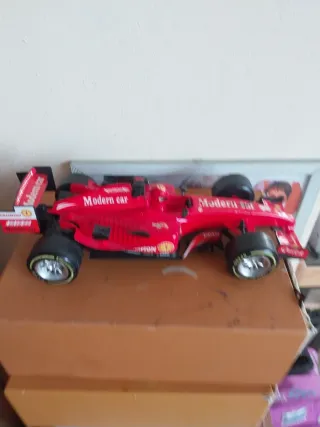 Macchina da corsa rossa giocattolo