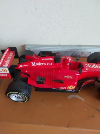 Macchina da corsa rossa giocattolo