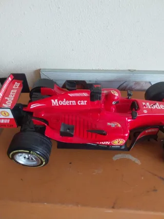 Macchina da corsa rossa giocattolo